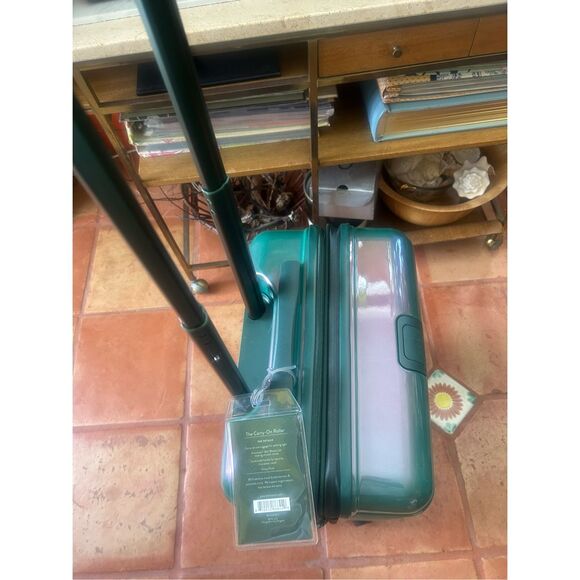 NWT Beis x Wicked Carry on Roller Luggage Suitcase in Wicked Green - Picture 2 of 3